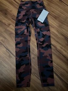 NUEVO CON ETIQUETAS Lululemon Wunder Under HR Apretado 25" En Camuflaje Rojo Ahumado Noche Mar, Talla 2 - Imagen 1 de 3