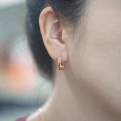 Pendientes de anillo de corte cuadrado 14K Foto 1 de 4