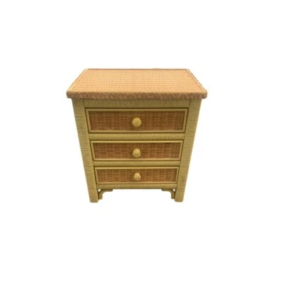 Mesita de noche Lexington Henry Link de mimbre con 3 cajones amarilla Foto 1 de 4