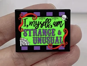 Pin de metal esmaltado I Myself Am Strange & Unusual Horror Halloween Escarabajo Jugo NUEVO - Imagen 1 de 4