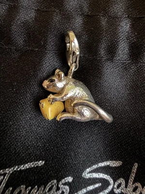 Thomas Sabo Charm „Maus mit Käse" • Artikelnummer: 0827-007-12 - Bild 1 von 3