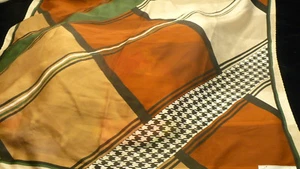Leonardi signed geometric motif kerchief 30" square S161 - Bild 1 von 4