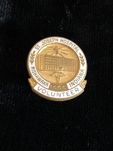 SPILLA VINTAGE SAINT JOSEPH OSPEDALE VOLONTARIO - MISHAWAKA INDIANA tono oro - Foto 1 di 3