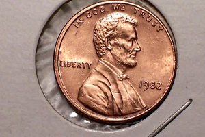 1982-P @ Small Date *Copper* Lincoln Mem. Penny {From roll} - Picture 1 of 3