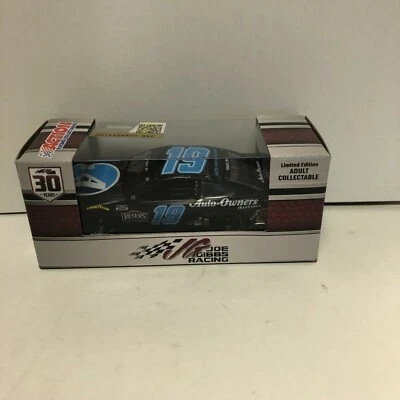 Martin Truex Jr. #19 Seguro de propietarios de automóviles retroceso 2021 Camry L.E. 1:64   Foto 1 de 4