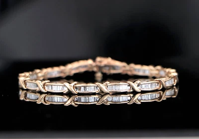Brazalete de eslabones de tenis estilo X estilo 7" de diamantes baguette de 2,50 quilates de oro amarillo de 10 quilates de $2,850 Foto 1 de 4