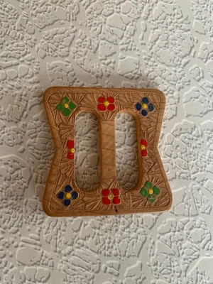 Diseño de pintura con hebilla de cinturón de madera vintage - Diseño geométrico Foto 1 de 4