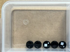 Lego Stck.-schwarze Fliese, rund 1 x 1 2 weiße Quadrate Muster-Nr. 98138-Stck 5 - Bild 1 von 1