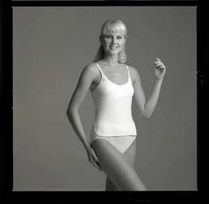 LQQK 3 negativi vintage 1982 MARVELOUS LINGERIE FASHION MODEL NEXT DOOR #71 - Foto 1 di 2