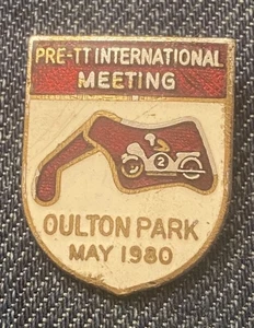 1980er OULTON PARK MOTORRAD RENNEN EMAILLE ANSTECKNADEL ABZEICHEN VOR INTERNATIONALEM TREFFEN - Bild 1 von 2