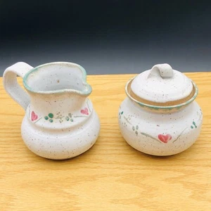 Crema de cerámica artística y azucarero con tapa moteado con corazones rosas y adornos verdes - Imagen 1 de 15