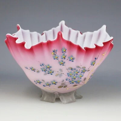 Антикварная чаша викторианской эпохи атласное белое покрытие с розовой стеклянной эмалью цветочный декор - Изображение 1 из 4