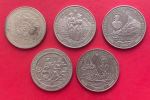 Beau lot de 5 monnaies Isle of Man Elisabeth II 1979 et 1989. One crown - Picture 1 of 2