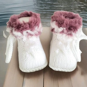 Babyschuhe gestrickt 9 cm Zopf weiß beere Fell Zopf Baumwolle Mädchen gehäkelt - Bild 1 von 4