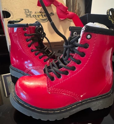 Dr Martens - Niño pequeño 7 - Botas AirWair ROJAS - Estilo Brooklee - ¡Genial! Foto 1 de 4