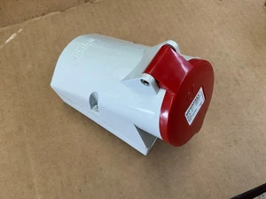Mennekes 1557 IP44 Red Wall Mount 5Pin 20 ° Socket, 3PN+E 32A, 415 V Socket - Picture 1 of 3