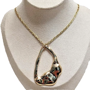 Y2K DOUBLE STRAND GOLD TONE NECKLACE WITH ABSTRACT HAMMERED PENDANT - Picture 1 of 6