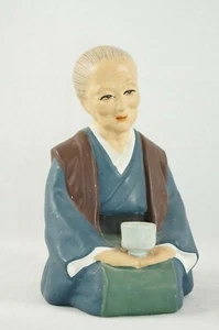 Figurina vintage Tilso Japan dipinta a mano "Vecchia donna inginocchiata" - BELLA! - Foto 1 di 7