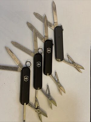 Canivete suíço Victorinox 58mm Classic SD. Peças faltando. PNW - Imagem 1 de 4