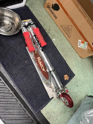 Scooter profesional Citybug Razor con amortiguadores, barra Wheelie, rojo Foto 1 de 4