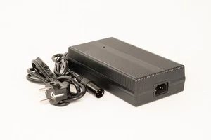 Akku Ladegerät 67,2V 4A XLR 3Pin für 60V Lithium-Ion Akkus Scooter E-Bike Ebike - Picture 1 of 1