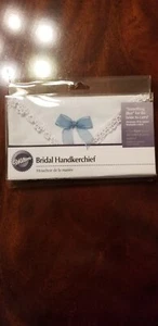Pañuelo de novia Wilton de encaje con lazo azul. Medidas 10" Cuadrado - Imagen 1 de 3