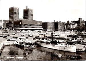 RPPC Ayuntamiento Barcos en Muelle, Autobuses Oslo Noruega Foto Postal PM Livingston MT - Imagen 1 de 2