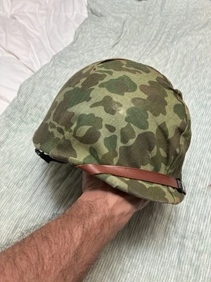 Casco M1 Segunda Guerra Mundial Guerra de Corea Vietnam CON PIEL DE RANA Camuflaje Cubierta Combate! Series de TV Foto 1 de 4
