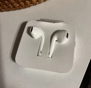 Apple Earpods Wired Headphones Lightning Connector iPhone 14 13 12 11 SE XS 8 7 - Zdjęcie 1 z 8