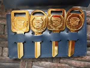 GM CADILLAC CREST GOLD C+D NOS KEY BLANKS WITH FACTORY BLUE SLEEVE - Foto 1 di 3