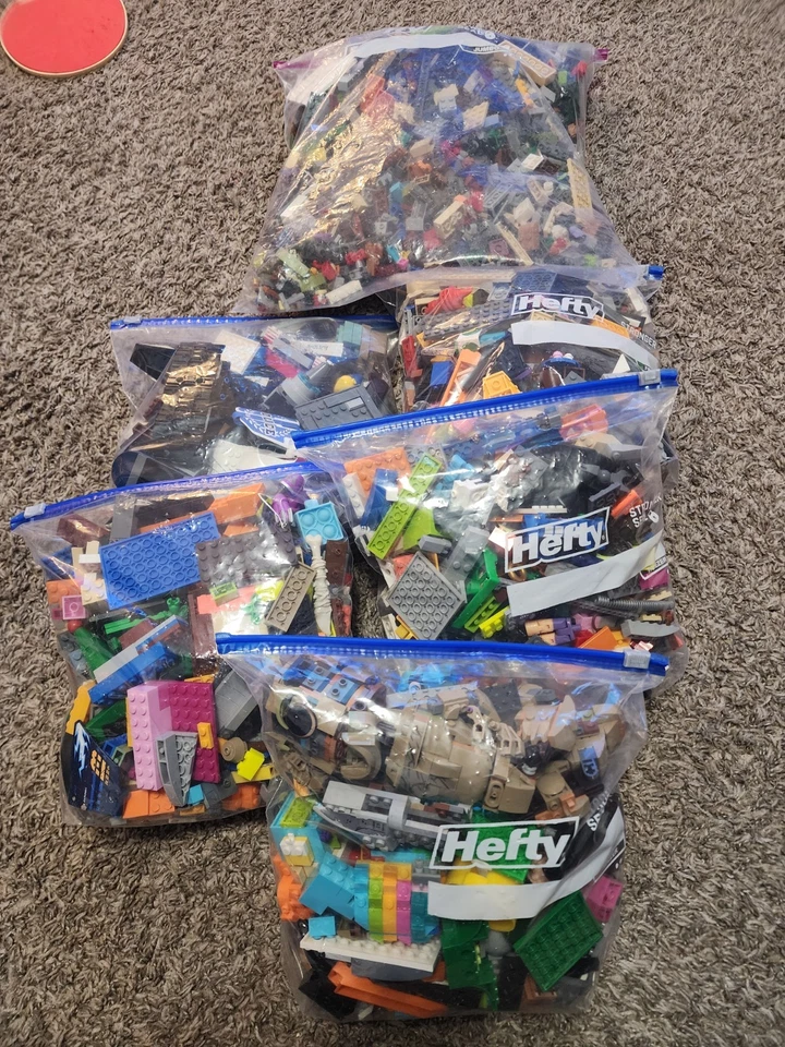 LEGO Lote a granel de 6 bolsas de 1/2 galón aproximadamente 18 libras. Mini figuras, bloques, etc. Foto 1 de 4