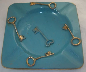 Vintage Made in Italy Lg Turquoise Pottery Ashtray Applied Golden Skeleton Keys - Picture 1 of 5