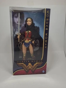 Barbie Black Label Wonder Woman Movie Doll - Mattel 2016 Gal Gadot scatola usurata nuova - Foto 1 di 12