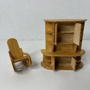 Muebles para casa de muñecas de poliuretano de madera maciza 2 piezas Hutch y balancín. Doors Op - Imagen 1 de 8