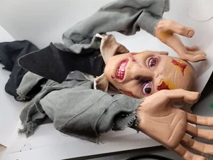 Krabbelnder Zombie Halloween Requisite animiertes Spukdekor Friedhof geprüfte Werke - Bild 1 von 14