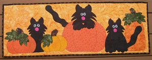 Handcrafted Quilted Appliqued Table Runner - HALLOWEEN BLACK CATS PUMPKINS - Bild 1 von 6