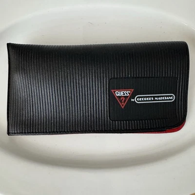 Estuche de gafas Guess By Georges Marciano de colección suave deslizable en negro rojo preppy retro Foto 1 de 4