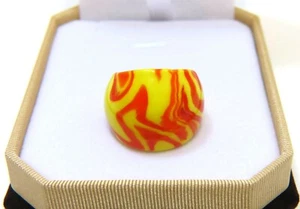 ¡Fans de los Chiefs! Anillo de vidrio soplado a mano único amarillo con remolino rojo ardiente talla 6,75 - Imagen 1 de 4