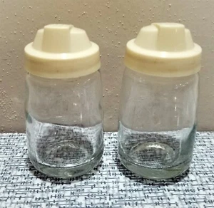 Vtg FEDERAL HOUSEWARES Glass SALT & PEPPER SHAKERS Off White Plastic Tops 3 ½” - Picture 1 of 9