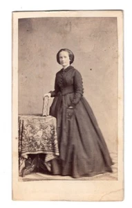 NUEVA YORK c1862 DAMA DE LUTO ARO VESTIDO BOLSILLOS Álbum de fotos Libro CDV - Imagen 1 de 5