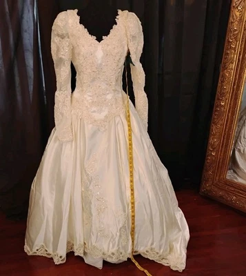 Alfred Angelo Elegante Marfil Boda Vestido de Novia Vestido Mediano Tren Encaje Lentejuelas Foto 1 de 4