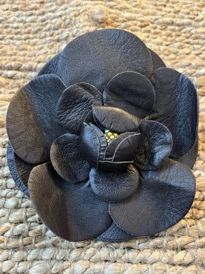 Prendedor floral grande de cuero marrón con flores Foto 1 de 4