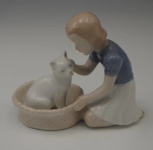BING AND GRONDAHL CLAIRE WEISS  FIGURINE FRIENDS GIRL WITH CAT 2249 - Picture 1 of 7