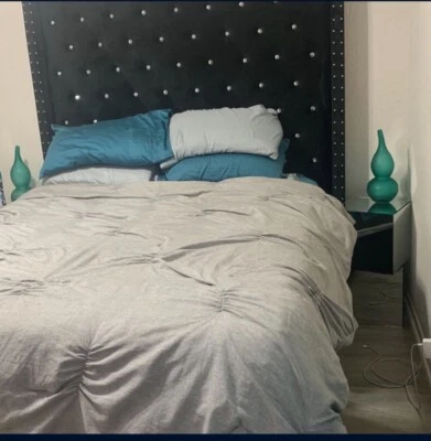 tufted queen bed Foto 1 de 3