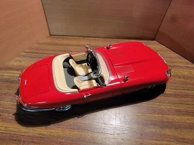 Jaguar Type E 1961 Burago 1.18 - Miniature rouge - Photo 1/4