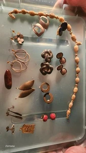 Lot Of Misc Earrings And Medals - Picture 1 of 5