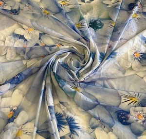 Tela Georgette de Gasa Multicolor Estampado Floral Blanco Y Azul - Por Yarda - Imagen 1 de 2