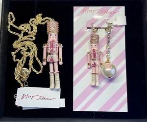 Betsey Johnson rosa Nussknacker Halskette & Ohrringe Set Weihnachten Urlaub - Bild 1 von 3