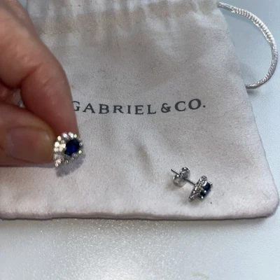 Серьги Gabriel & Co из стерлингового серебра 925 пробы с родиевым покрытием и синим сапфиром и грушей - Изображение 1 из 4