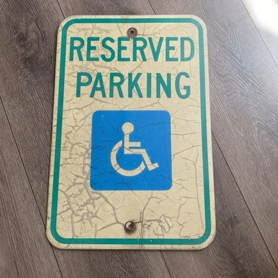 Letrero de metal genuino vintage ESTACIONAMIENTO RESERVADO Street Highway 18" X 12" ANGUSTIADO Foto 1 de 4